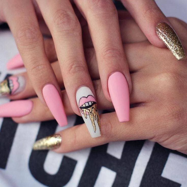 Moda Pink, gold, and white nails with cool design 💅