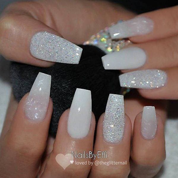 Moda White nails with glitter 