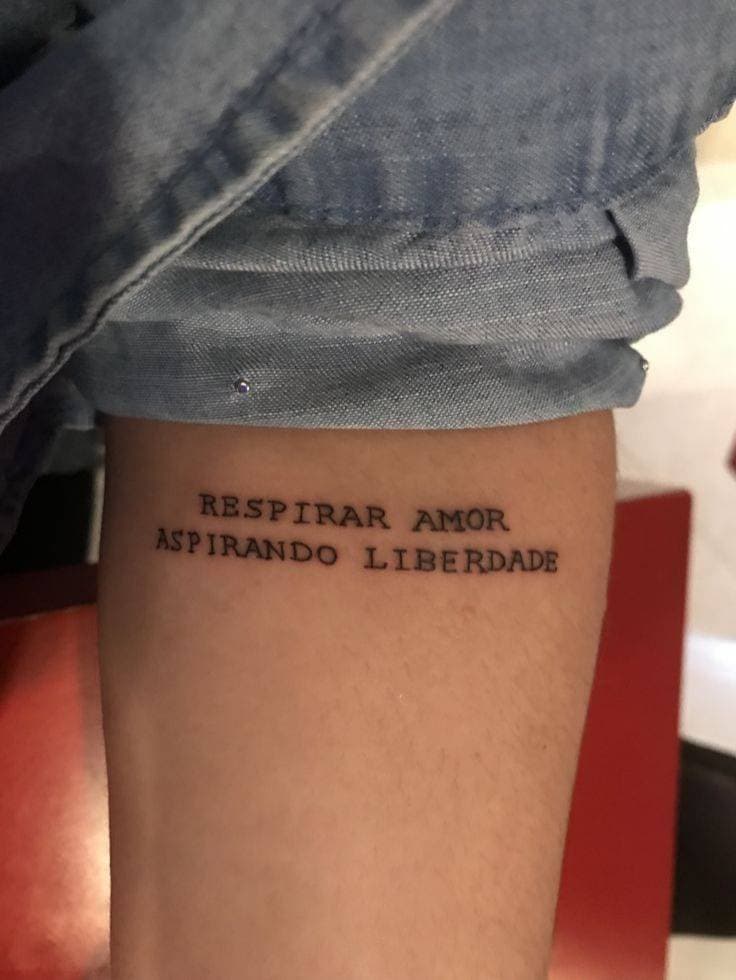 Moda Tattoo de frase