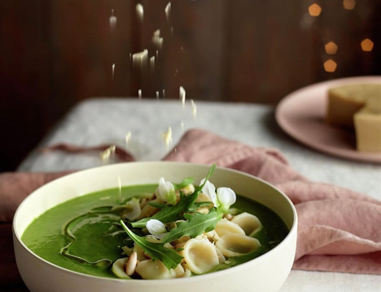 Moda Crema de espárragos y espinacas con orecchiette, piñones y queso 