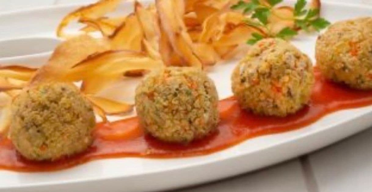 Moda Albóndigas de quinoa con chips de yuca