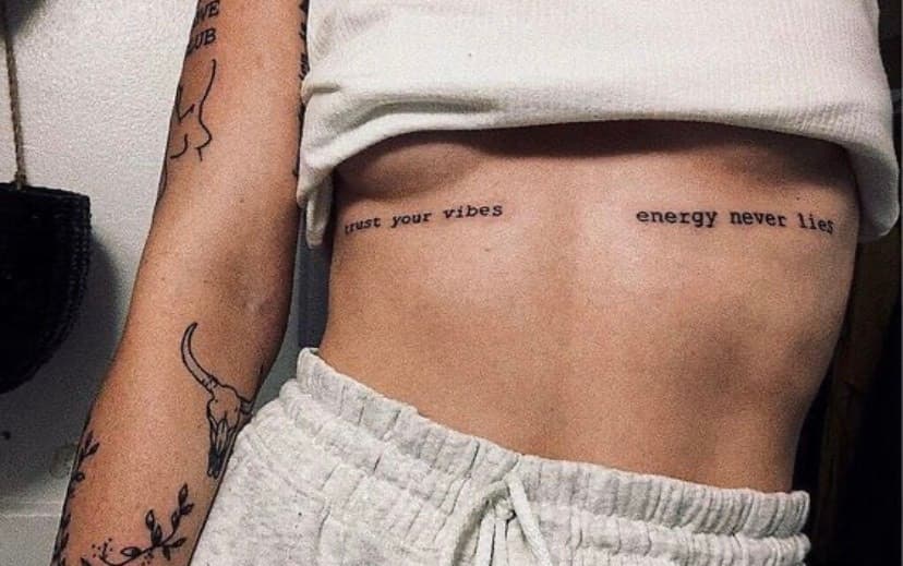 Moda Underboob tattoo de frases