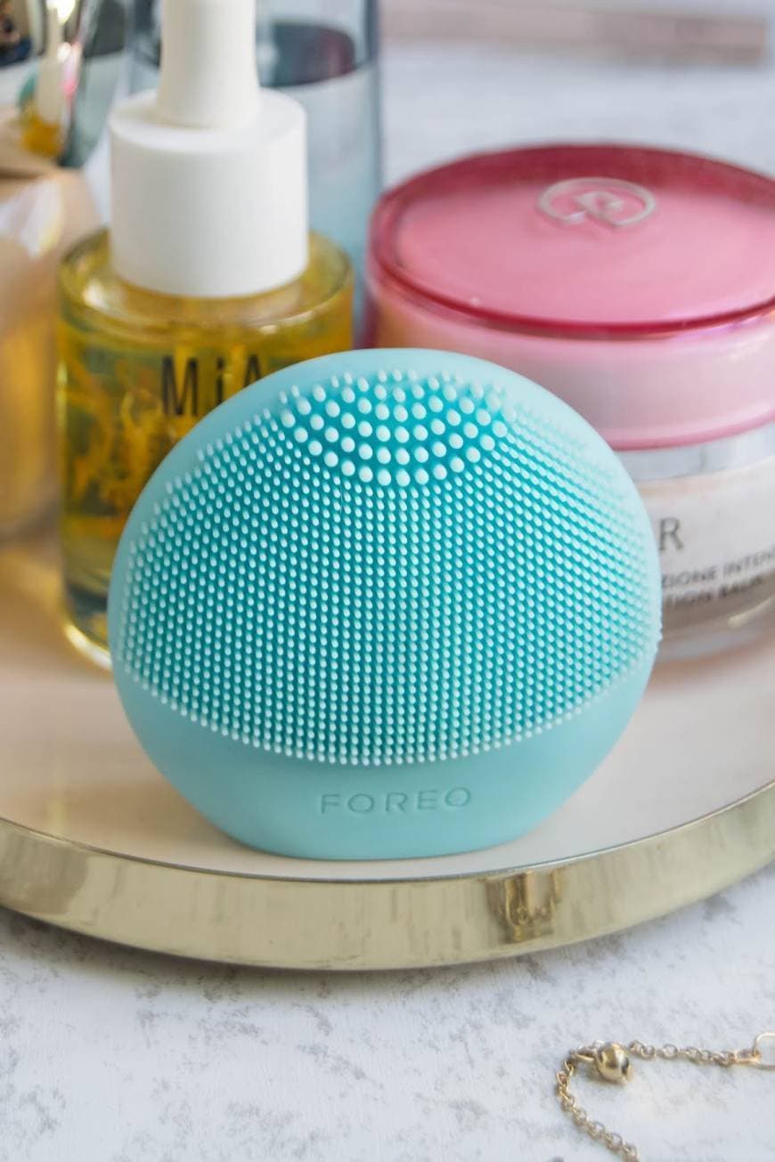 Producto LUNA play plus de FOREO es el cepillo facial recargable de silicona