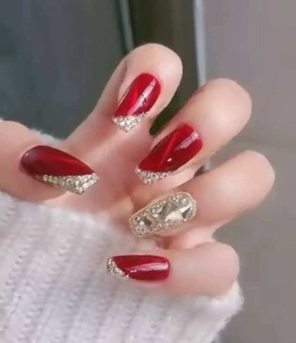 Moda Unhas vermelhas decorada com pedras