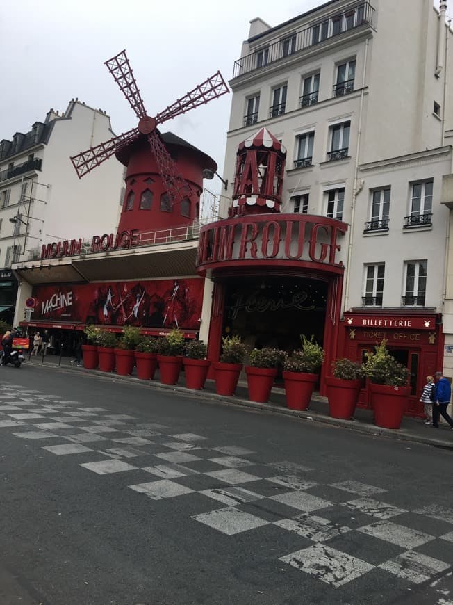 Place Moulin Rouge