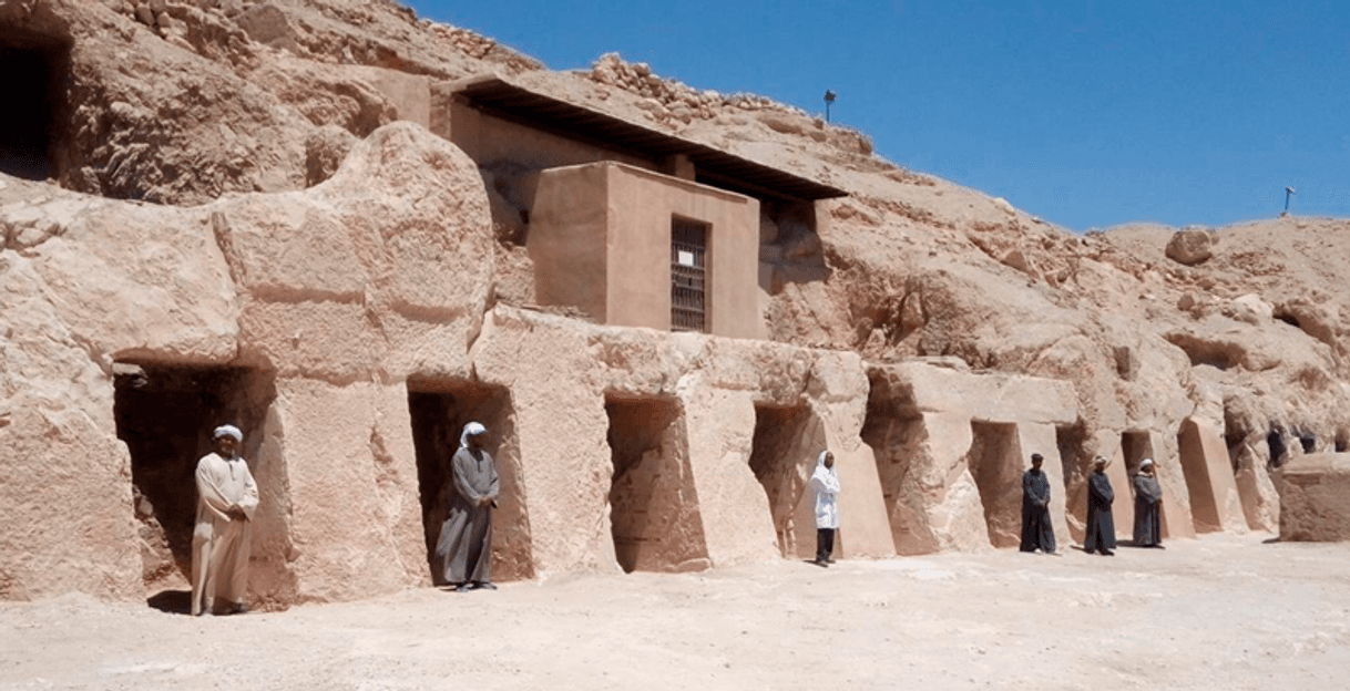 Fashion Hallan tumba en Egipto con 18 puertas 