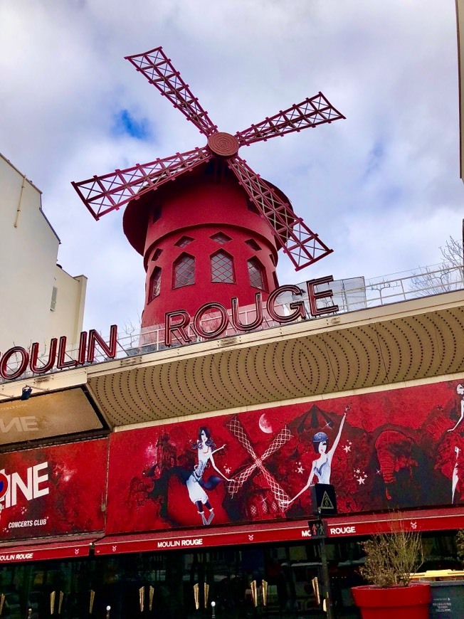 Place Moulin Rouge