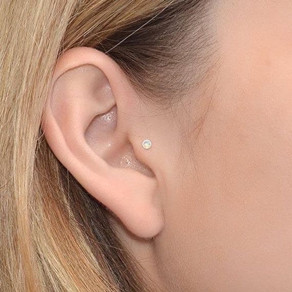 Moda tragus piercing 