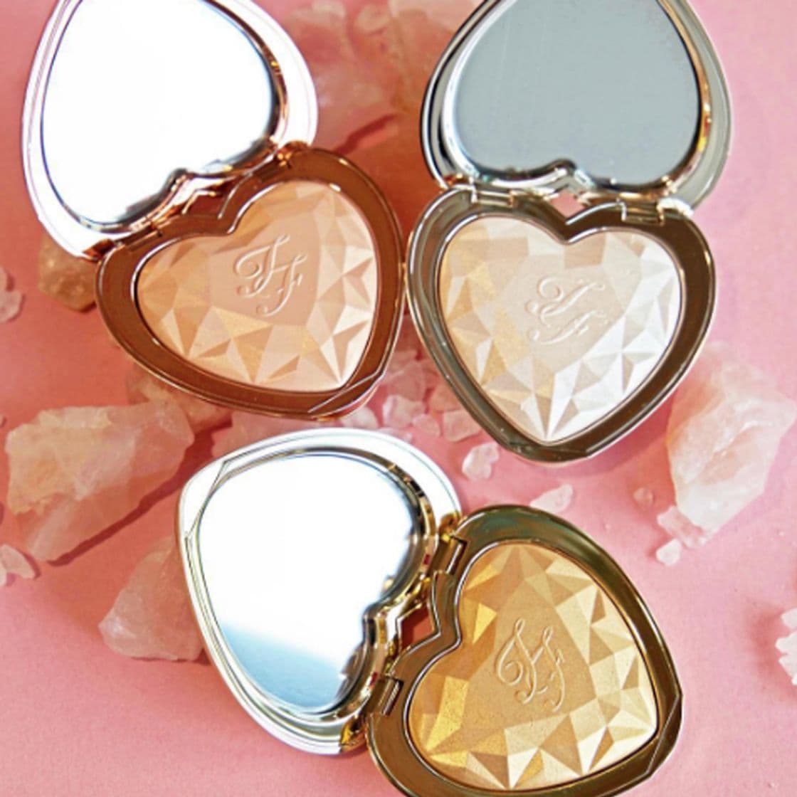 Belleza Too Faced Love Light - Iluminador prismático Blinded by the light