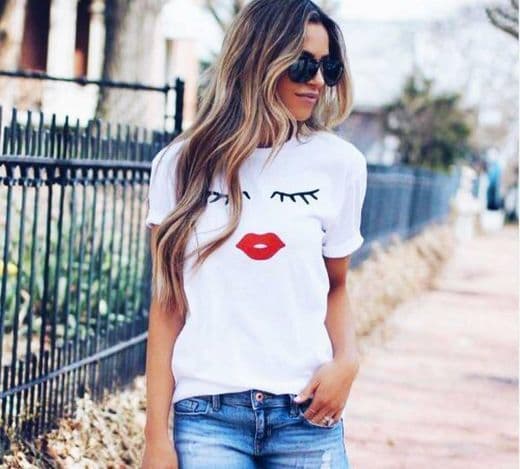 Producto CAMISETA PESTAÑAS Y LABIOS ROJOS