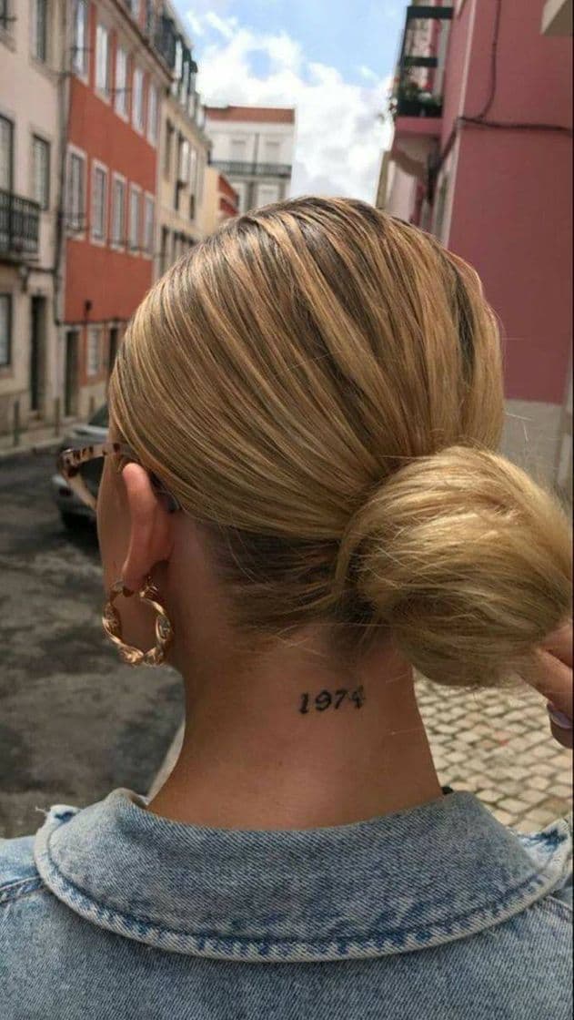 Fashion Tatuagem na nuca.