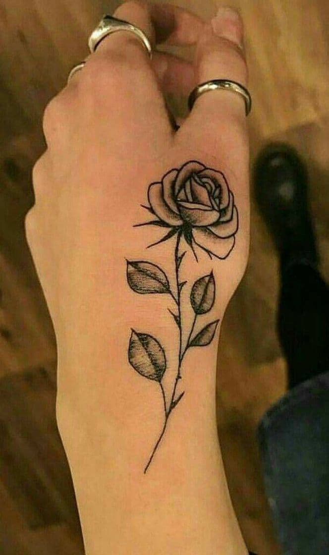 Fashion Tatuagem de rosa na mão 