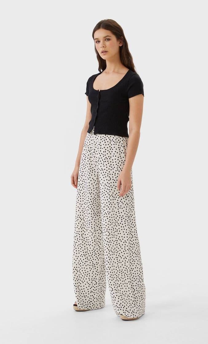 Moda Pantalón wide leg textura blanco lunares negros Stradivarius