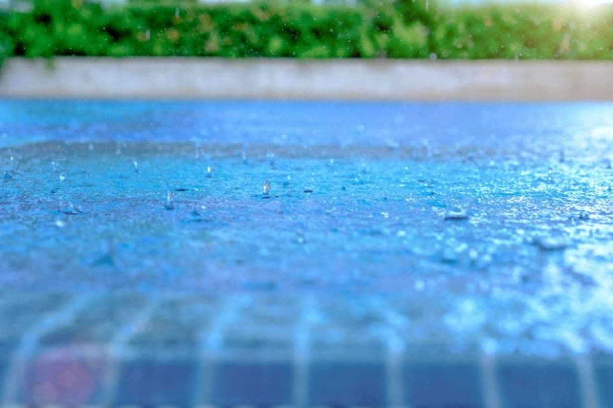 Fashion Piscina con agua de lluvia.