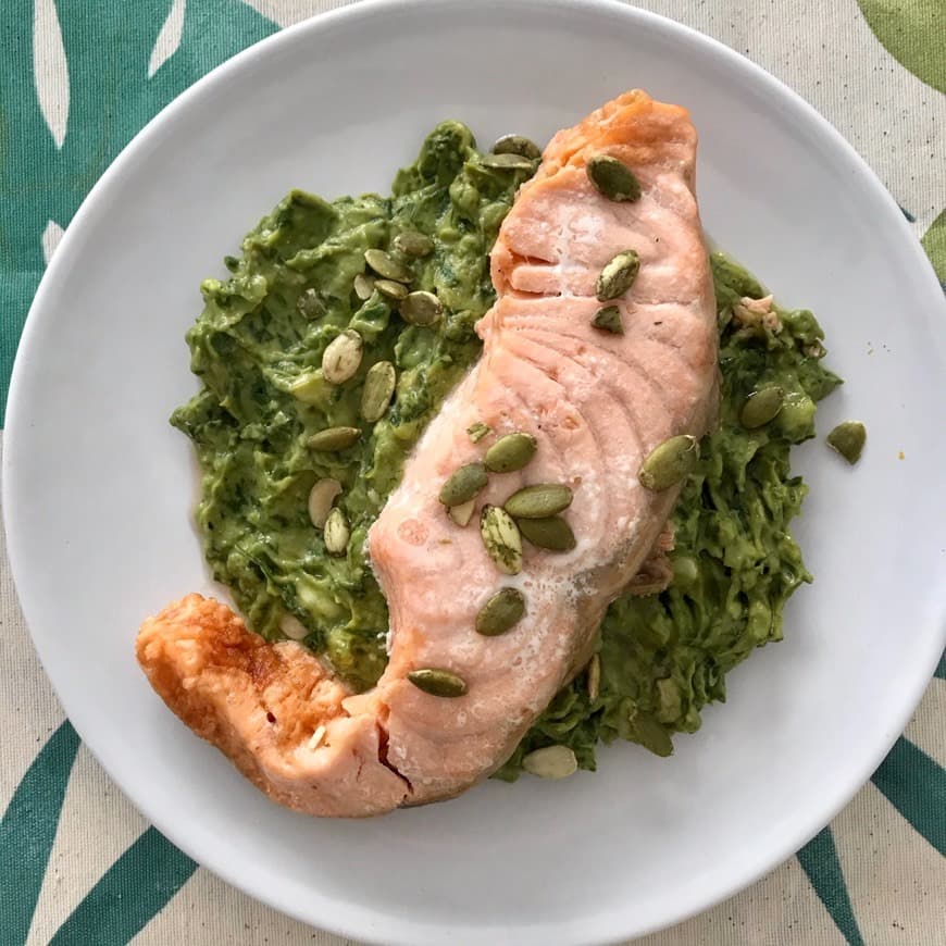 Moda Salmón al vapor con pesto de aguacate 