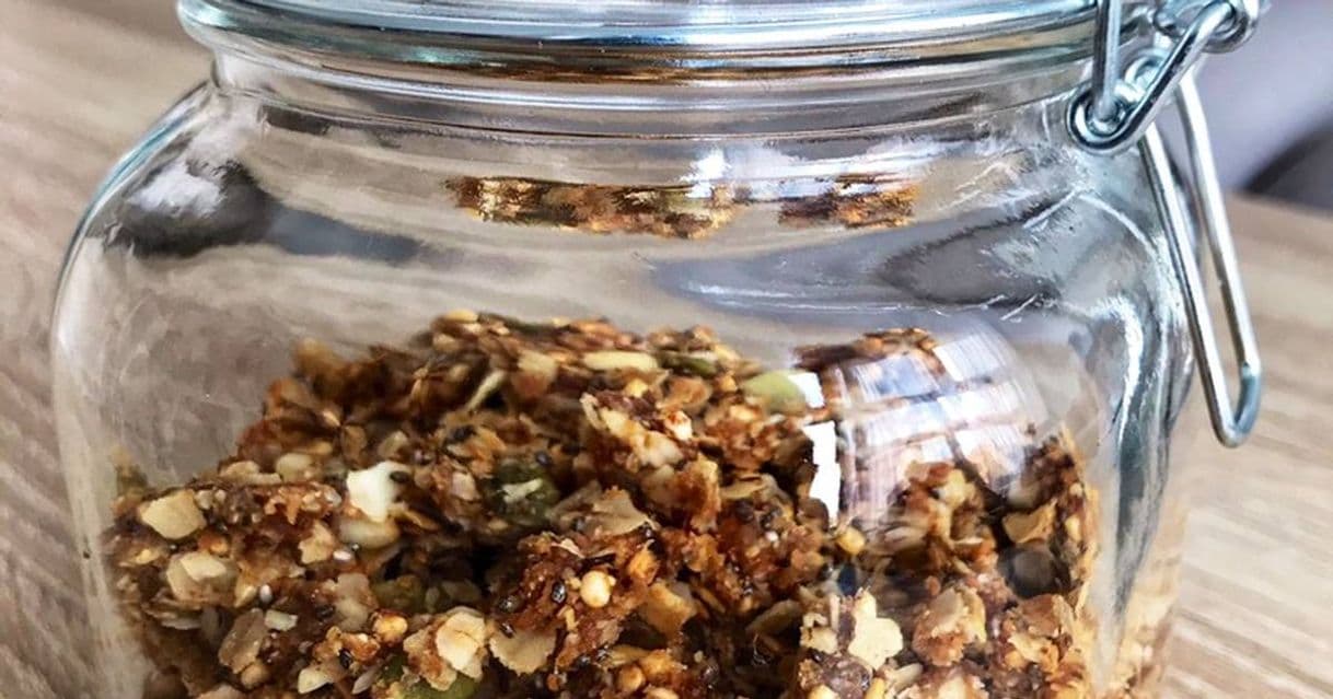 Moda Granola de frutos secos y semillas en sartén 