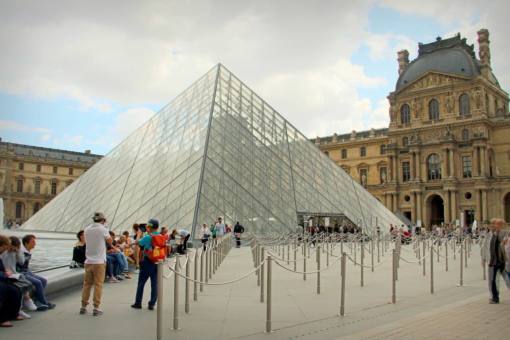 Place Museo del Louvre