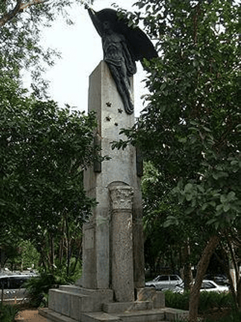 Place Monumento aos Heróis da Travessia do Atlântico