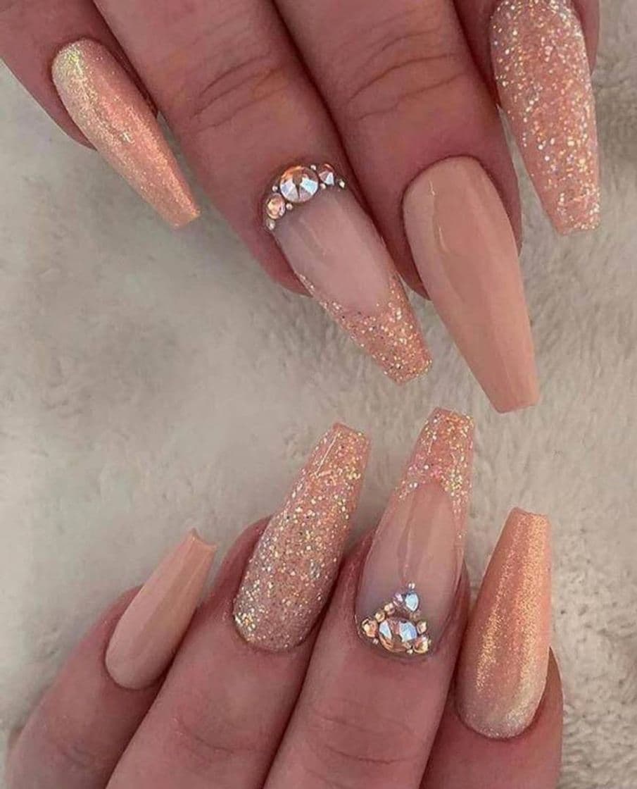 Moda Unhas mais clarinhas e com glitter 