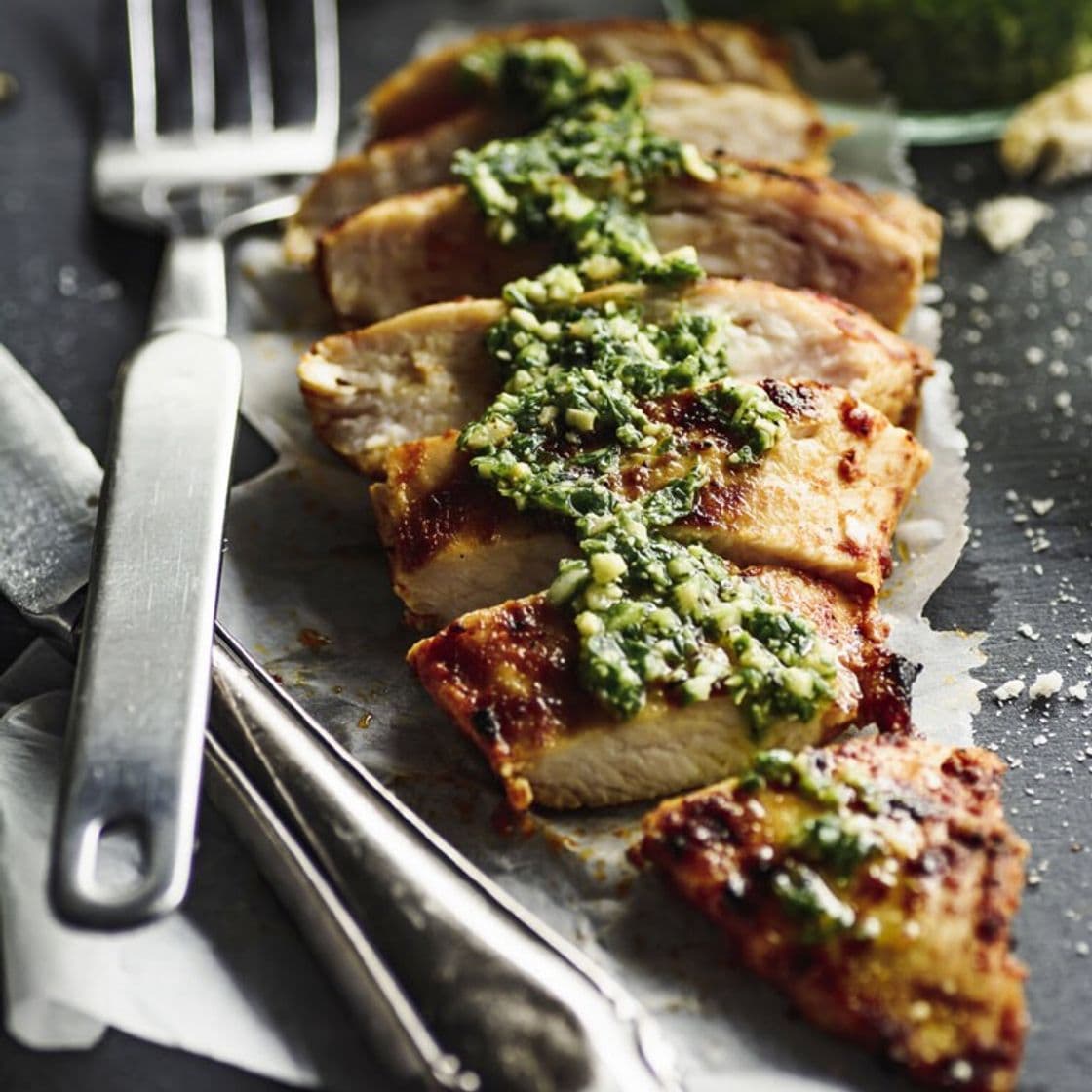 Moda Pechuga de pollo a la parrilla con salsa de ajo y perejil