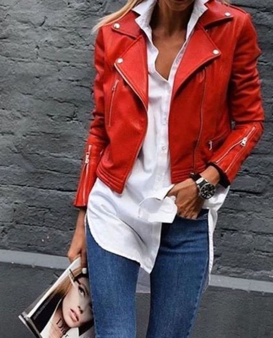 Moda Chaqueta de cuero roja y vaqueros