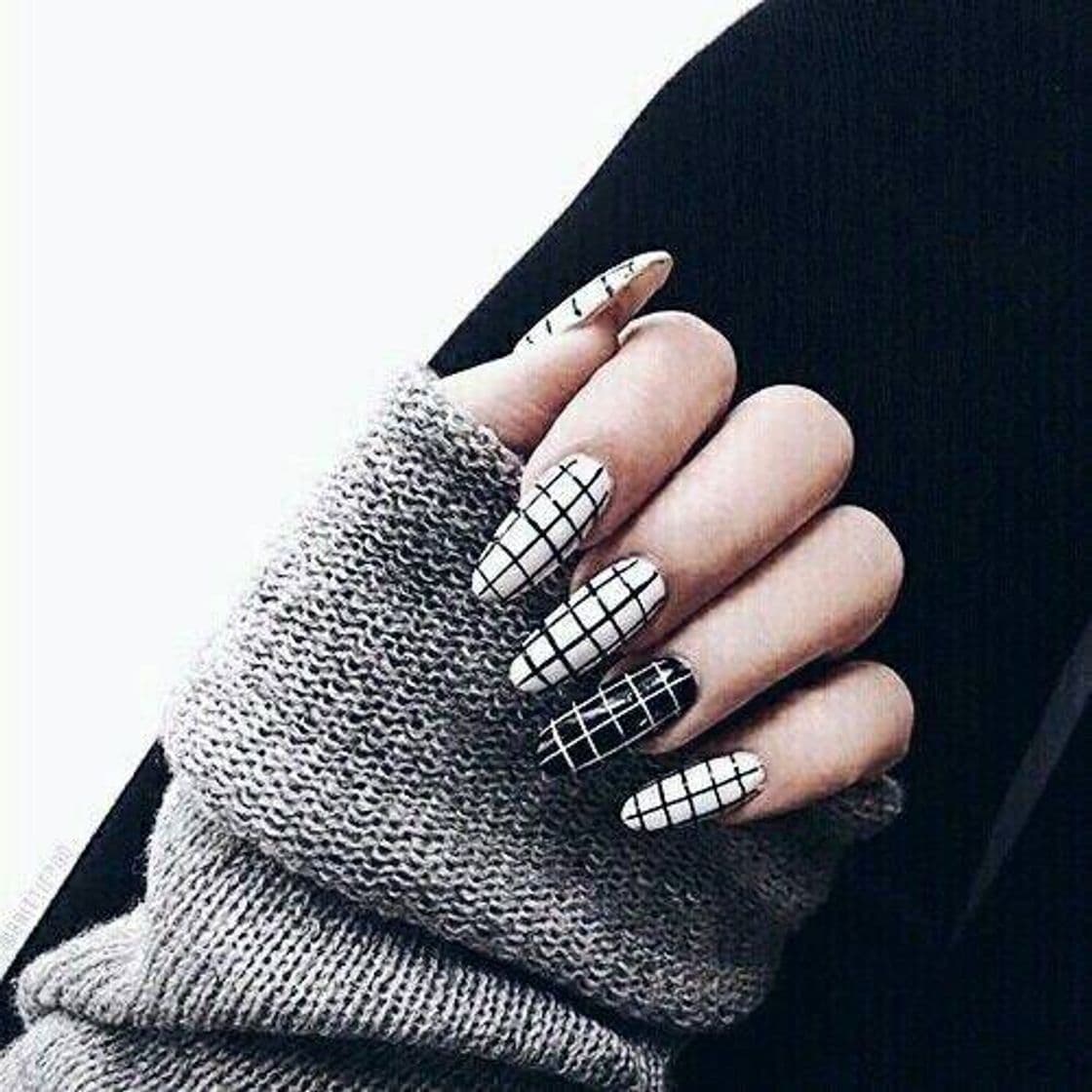 Moda Uñas de color blanco y negro ✨