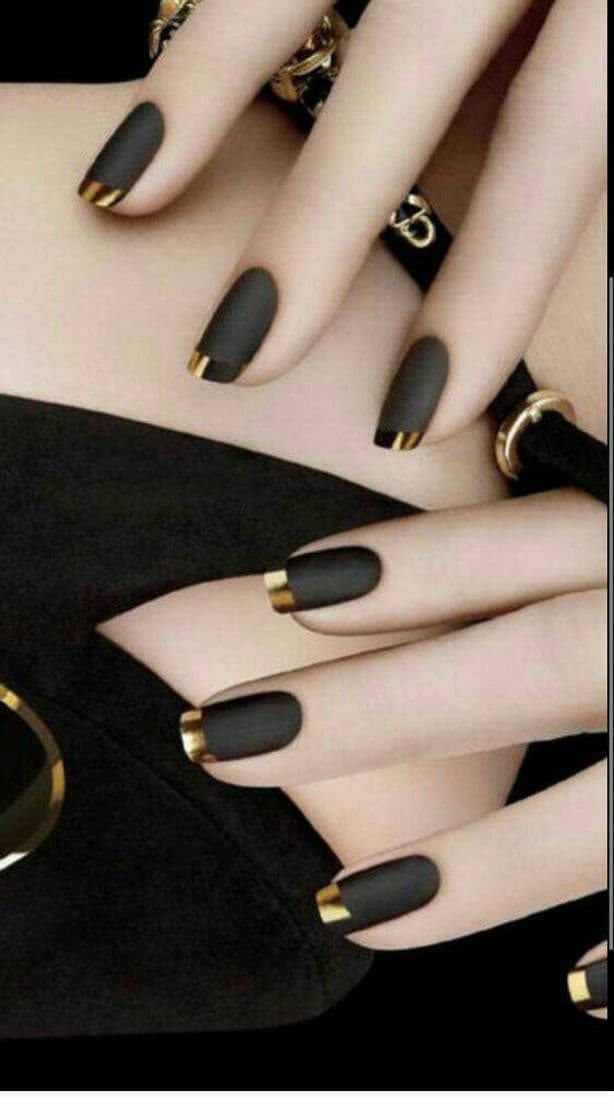 Fashion Uñas color negro con dorado✨