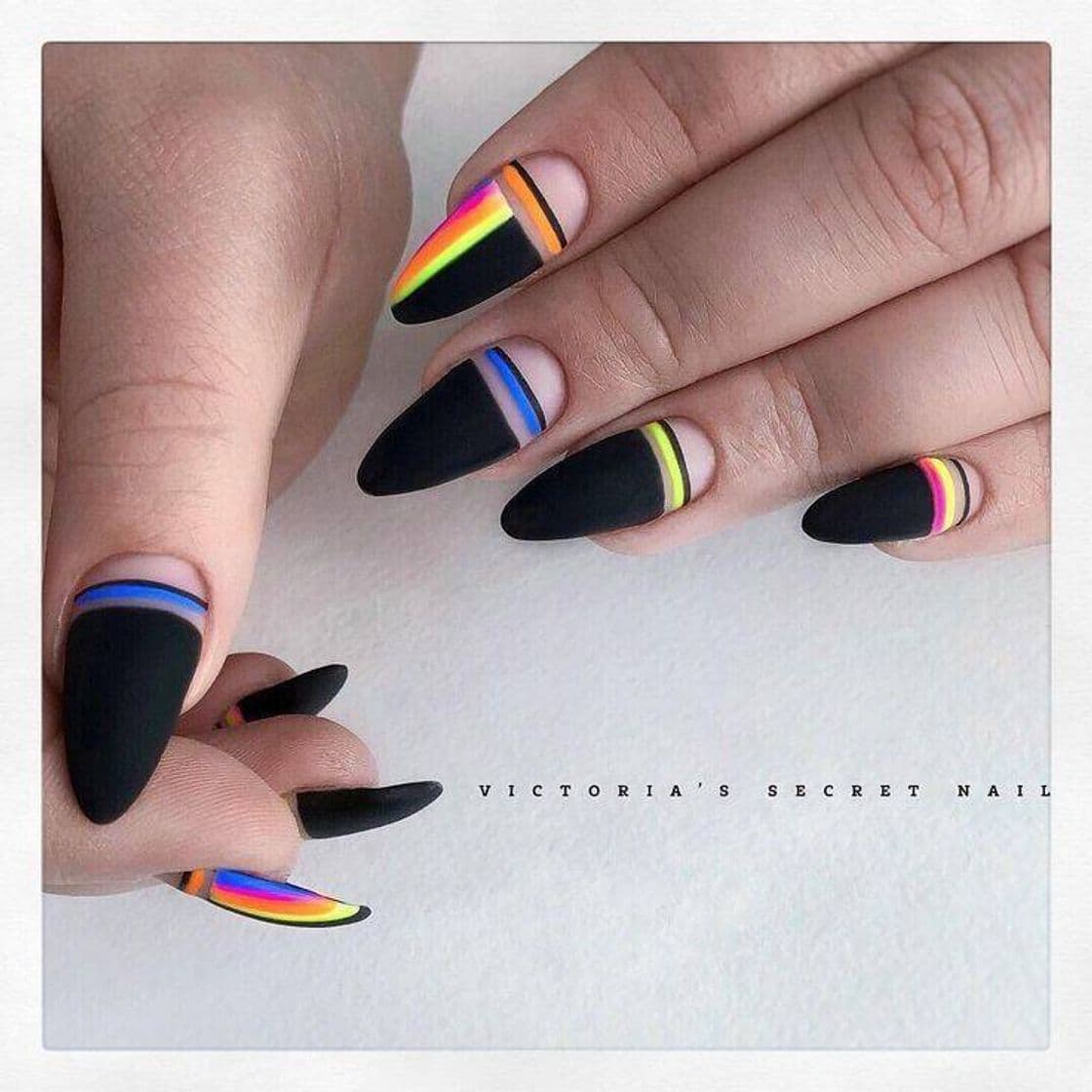 Moda Uñas color negro con colores ✨