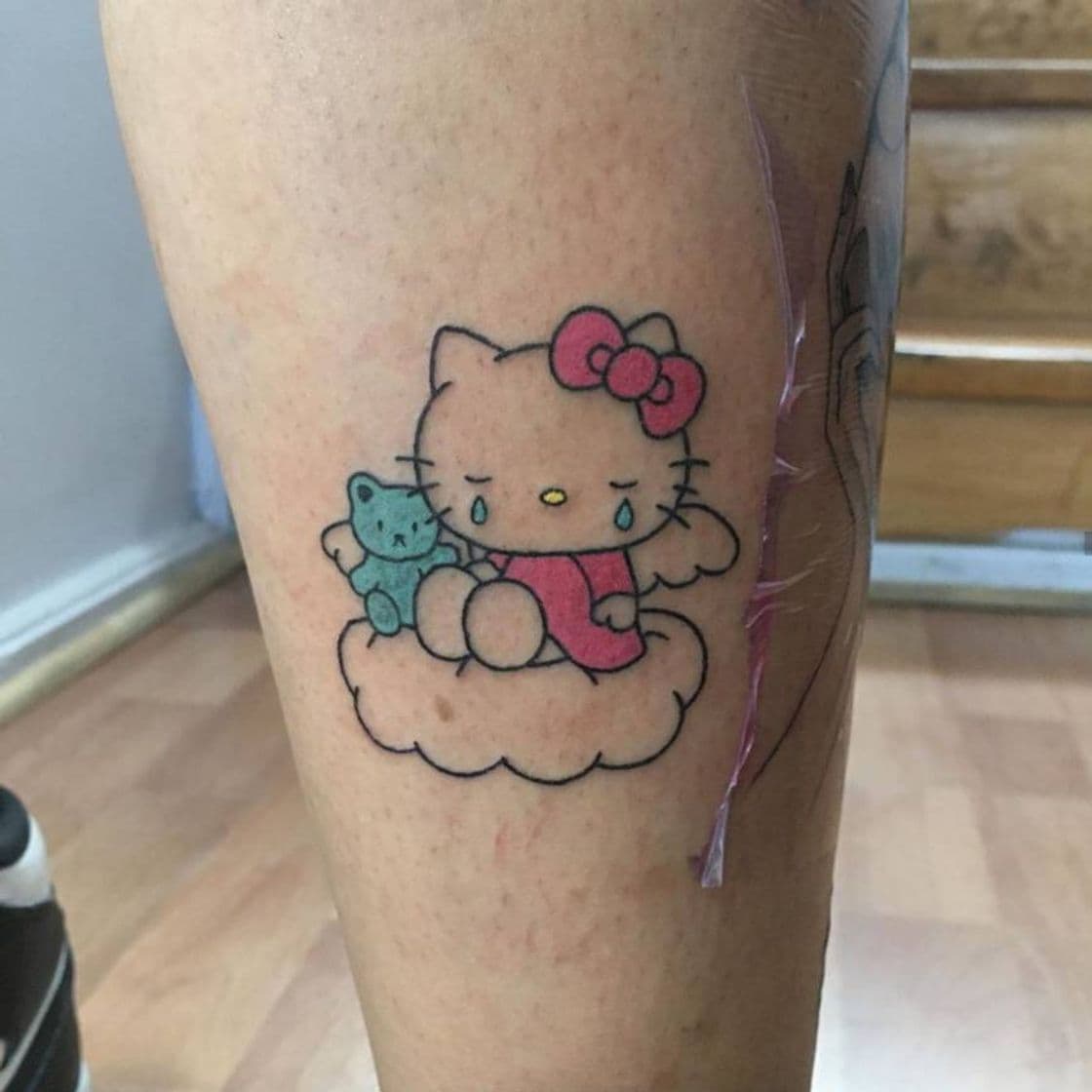 Fashion tatuaje hermoso de hello kitty por @malditacalma 