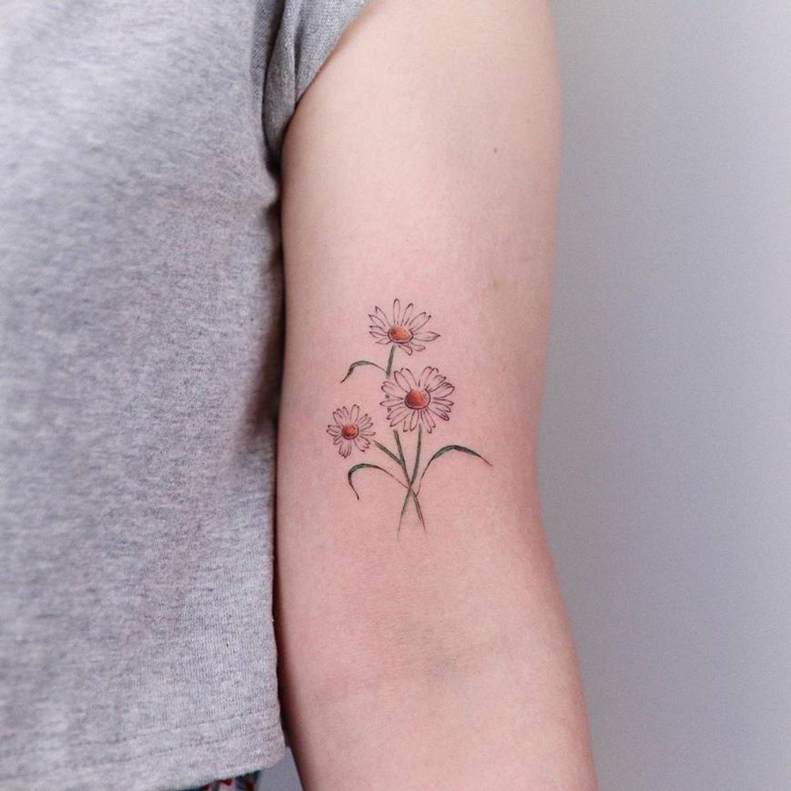 Moda delicate tattoo 🌼