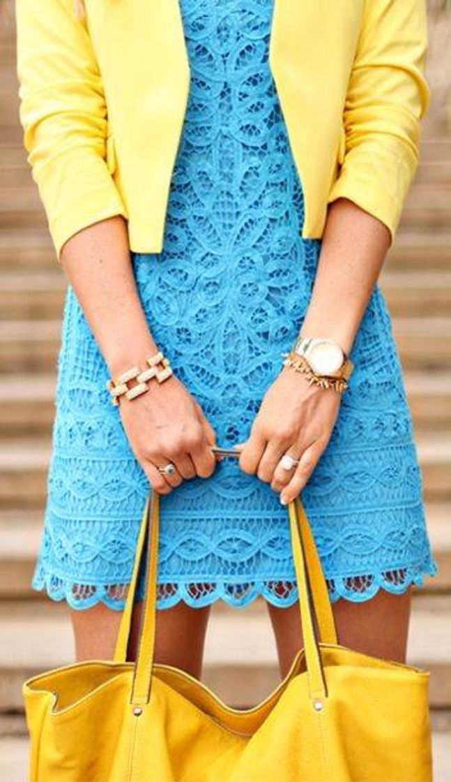 Fashion Vestido azul com blazer amarelo