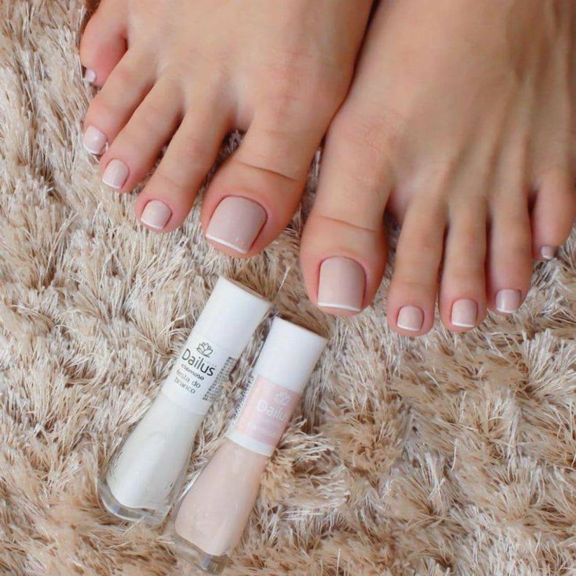 Fashion Unhas com esmalte nudes nos pés 