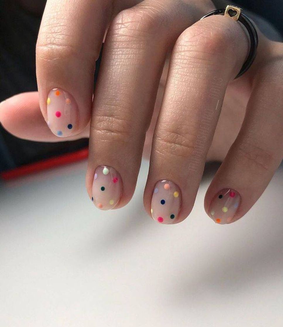 Moda unhas com bolinhas coloridas