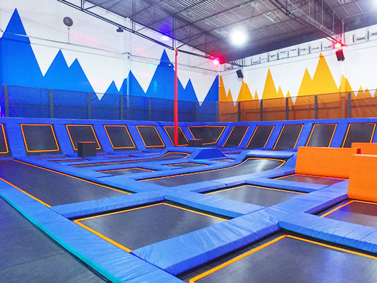 Lugar Summit trampoline park 