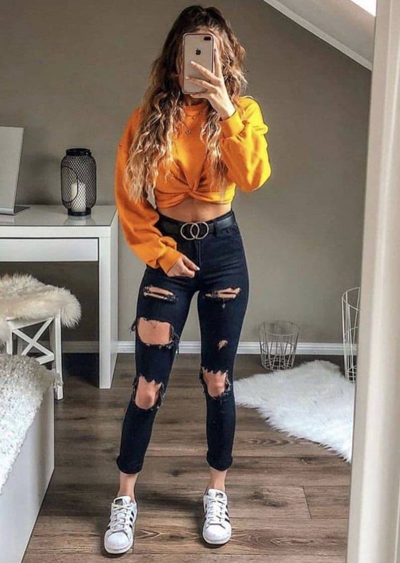 Fashion Look: calça rasgada e cropped moletom amarelo 