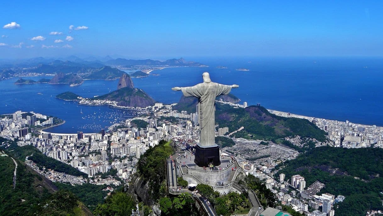 Fashion Rio de Janeiro: Carioca Landscapes between the Mountain and 