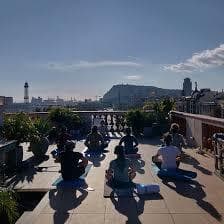 Moda Sesión de Yoga en un Rooftop