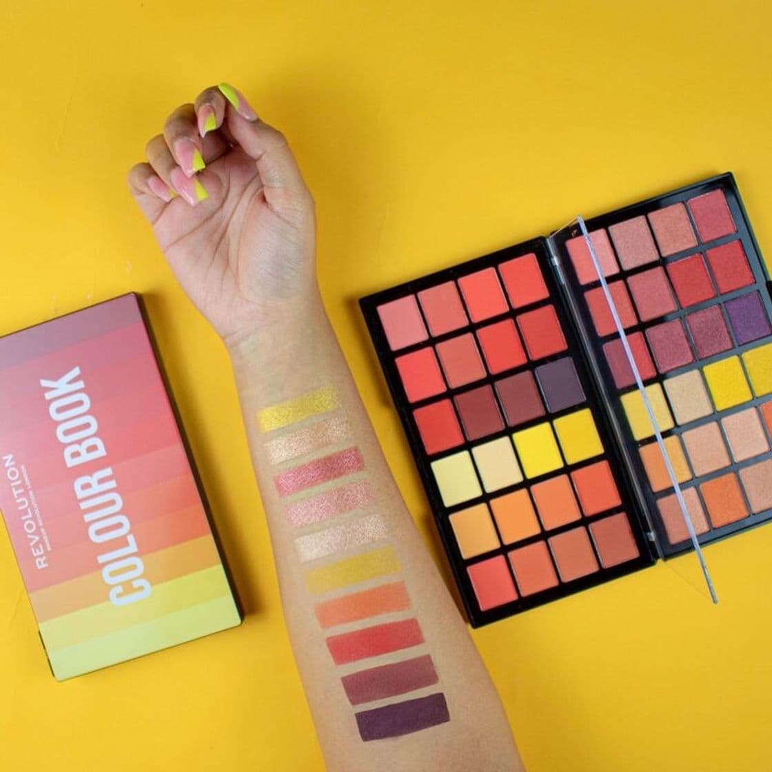 Producto Makeup Revolution Colour Book Eyeshadow Palette CB03