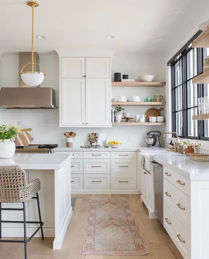 Moda Love this clean white kitchen 