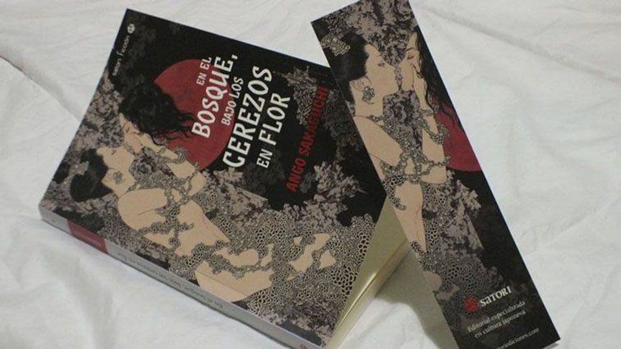 Libro En El Bosque, Bajo Los Cerezos En Flor