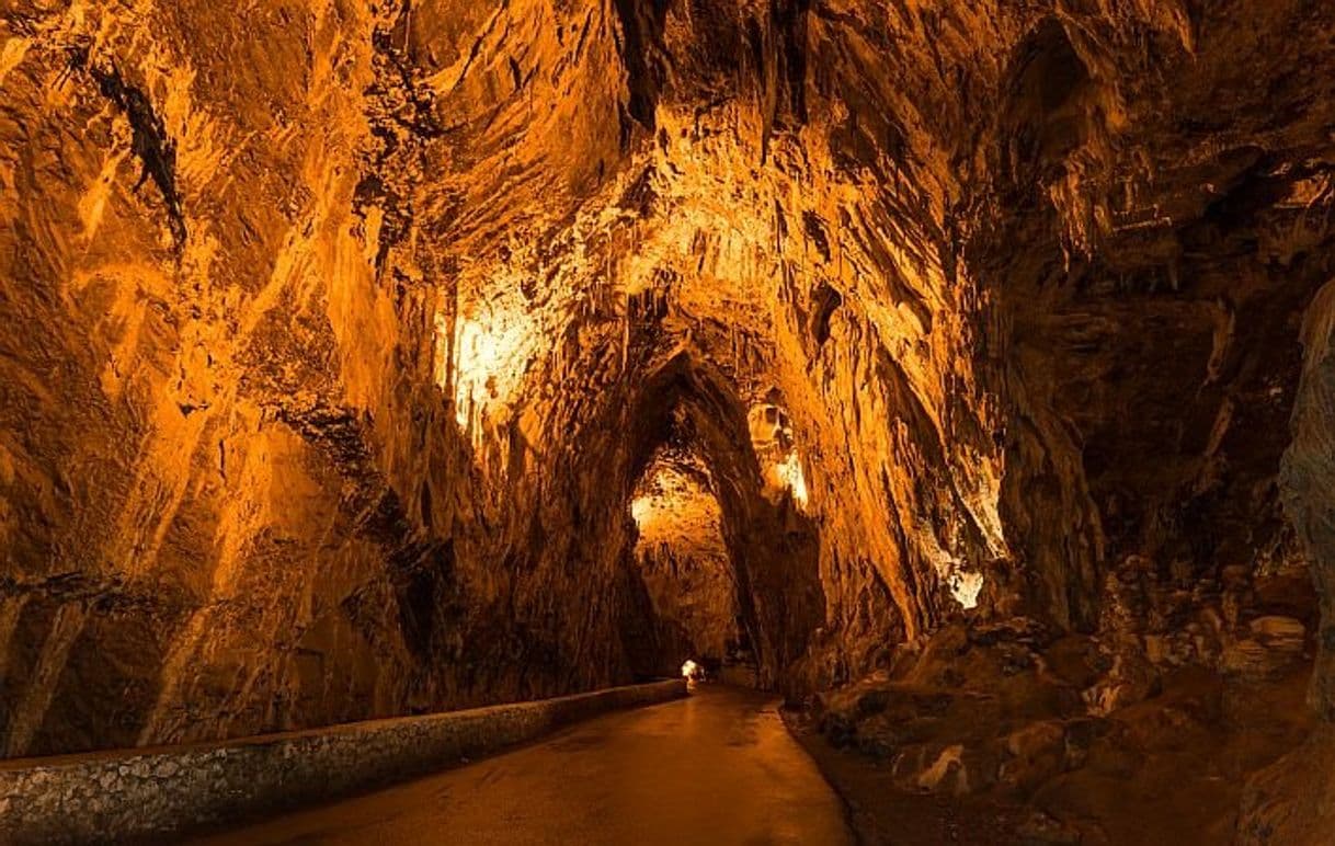 Lugar La Cuevona de Cuevas del Agua, casa rural, tienda de artesania. Alimentación y recuerdos.