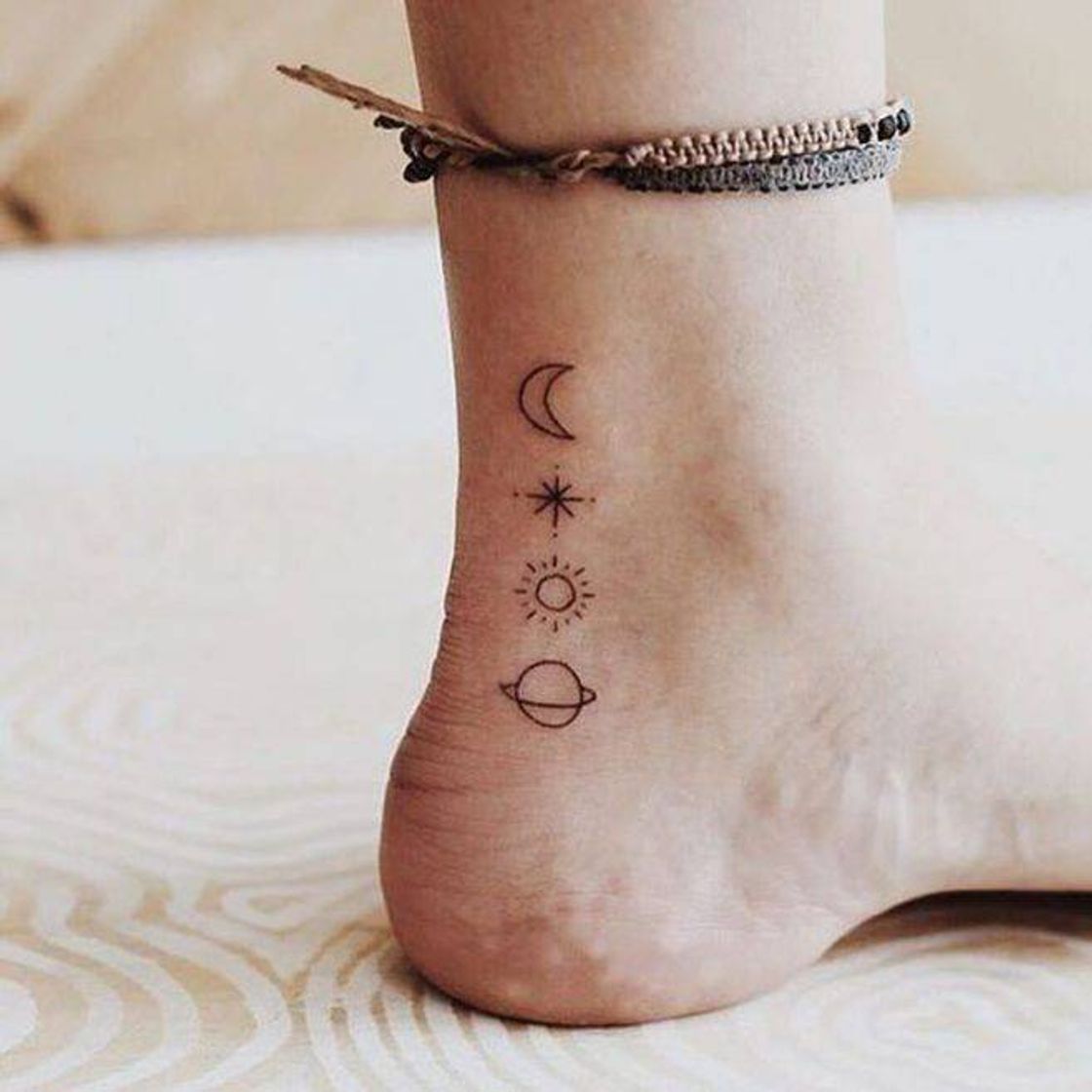 Moda Tatuagem pequena para mulheres.