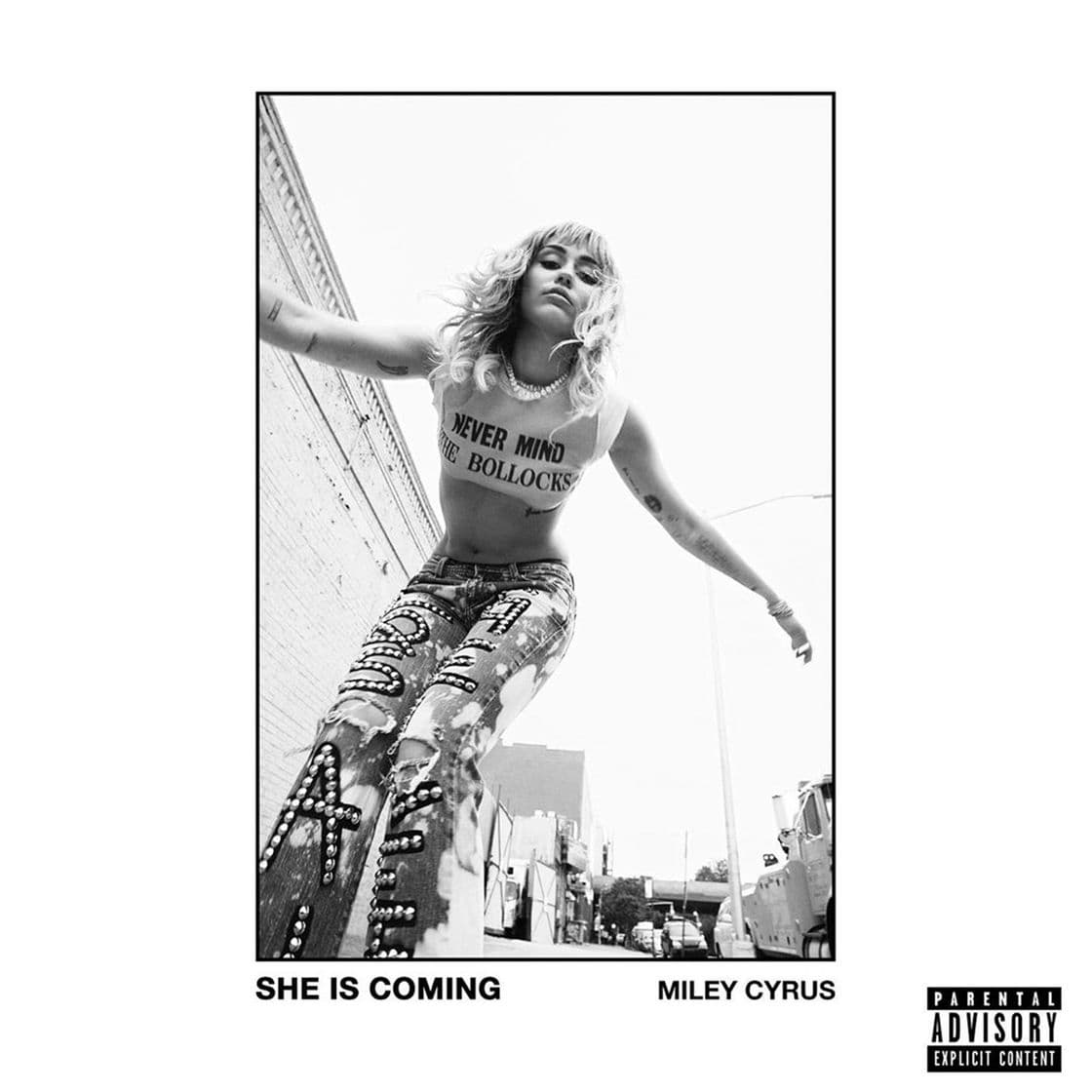 Moda ‎SHE IS COMING de Miley Cyrus 