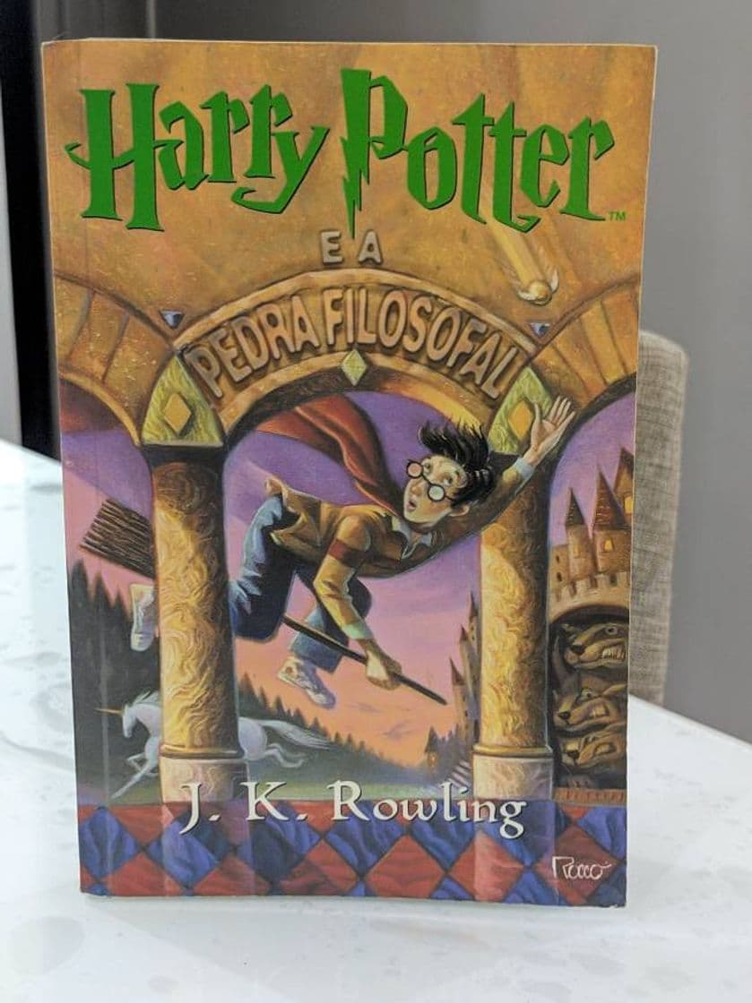 Libro Harry Potter e a Pedra filosofal.