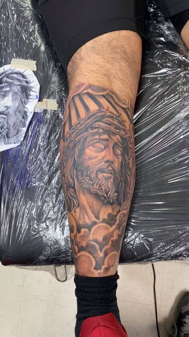 Moda Tatuagem de Jesus na Panturrilha 