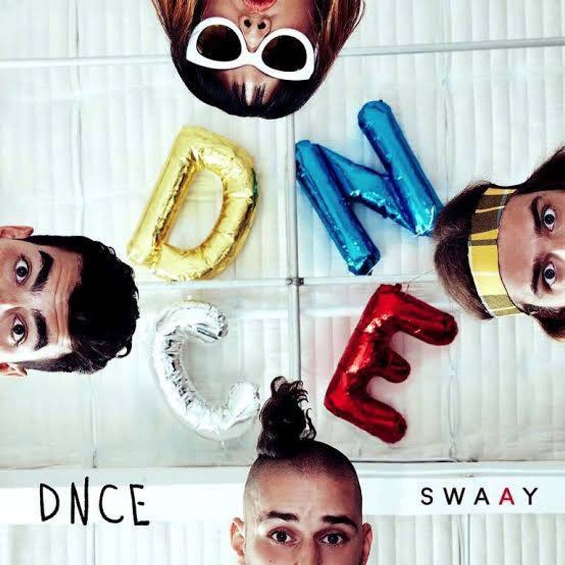 Canción DNCE - Cake By The Ocean - YouTube