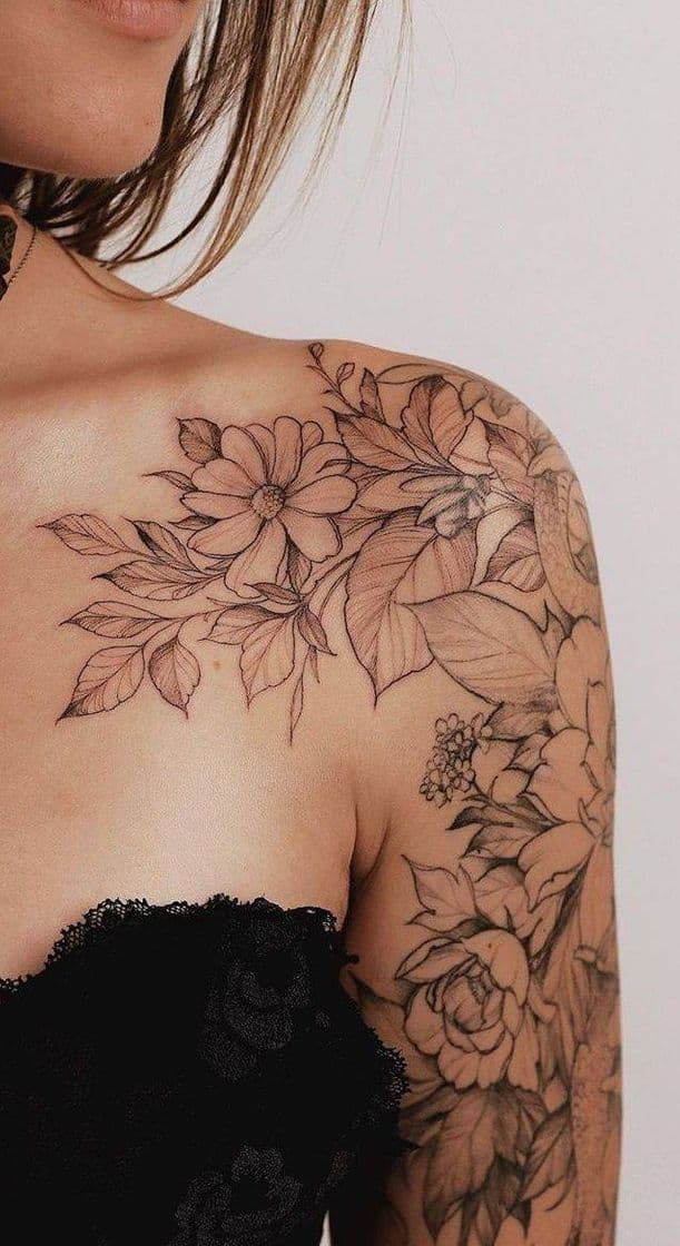 Fashion Tatuagem floral no braço 