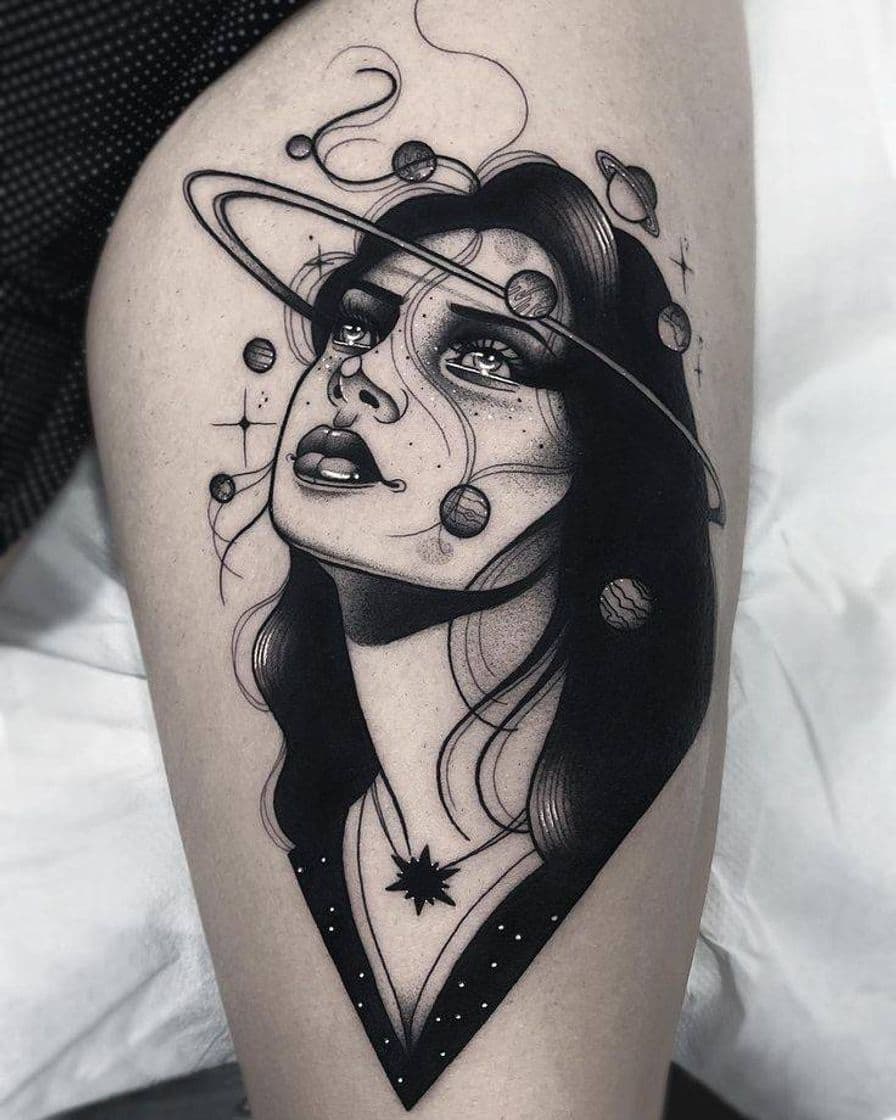 Fashion Tatuagem mulher e planetas