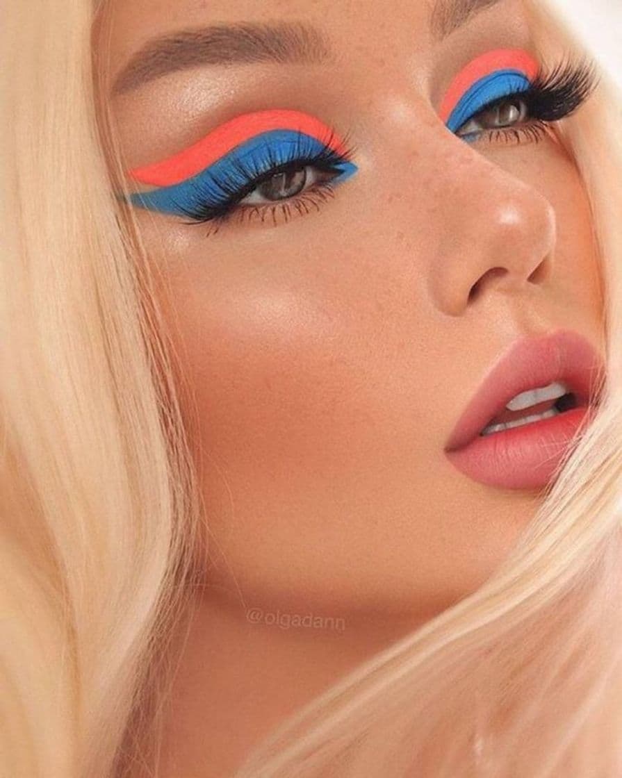 Fashion Para quem curte uma make mais diferentona esta é linda🧡💙