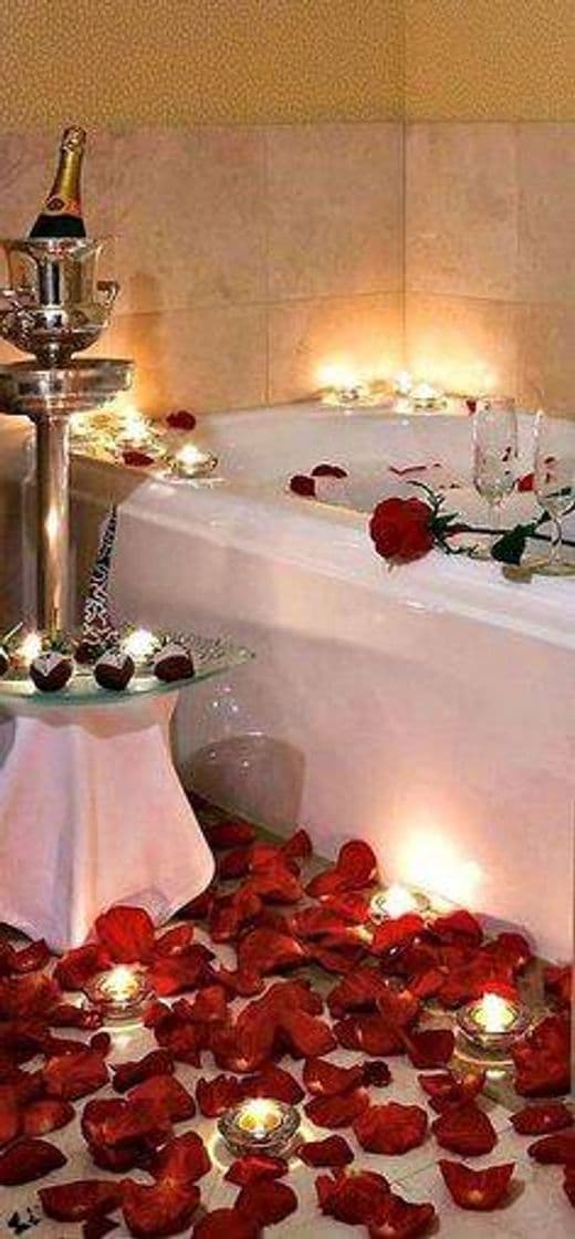 Fashion Dia dos Namorados...💕🕯️🛀🏼🌹🍓🍾🥂